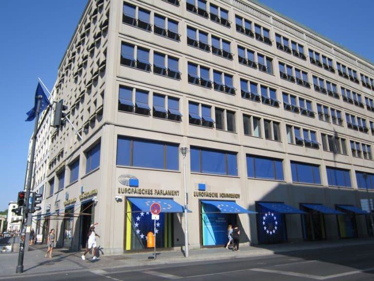 Comment fonctionne le triangle institutionnel européen : Parlement, Conseil, Commission